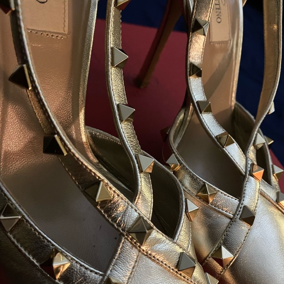 Brushed Gold Metallic Valentino Rock Stud Pumps - Picture 8 of 9